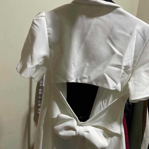 Elegant White Dress with Black Accent - Picture 4 of 4